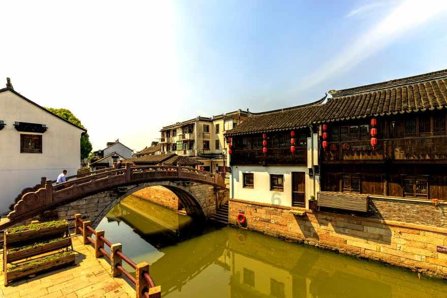 男子晕倒路边，女子跪地紧急施救，遇到这种状况该如何处理？游戏画面